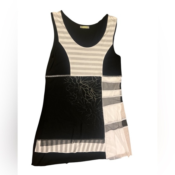 🎨 Dolcezza Sleeveless Top – Artful Layers & XL Comfort 🌺 - Picture 1 of 2